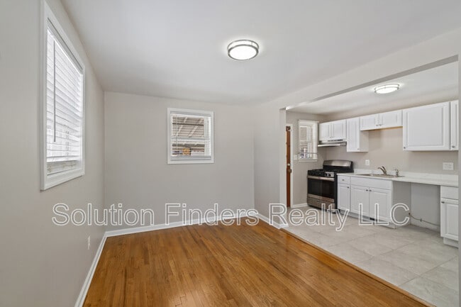 Photo - 305 Capitol Ct