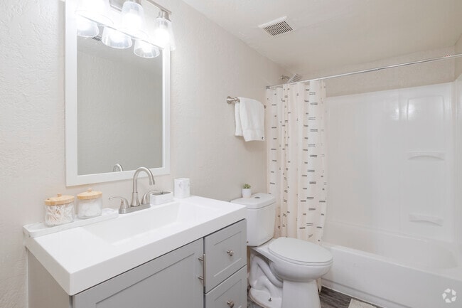 2BR, 2BA - 925SF - Second Bathroom