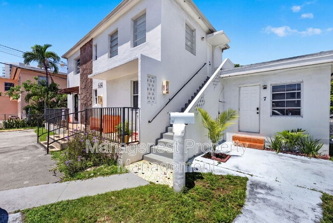 Building Photo - 614 SW 19th Ave Unit U