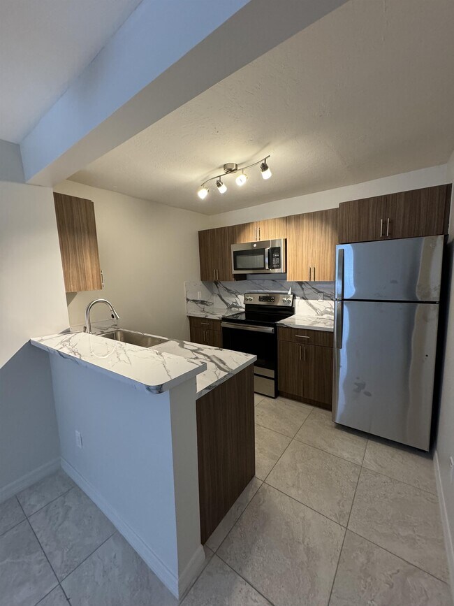 Building Photo - 7961 Gladiolus Dr Unit 201