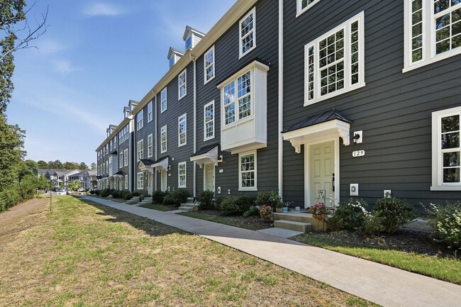 Building Photo - BEAUTIFUL TOWNHOME IN A GREAT AMENTIES!