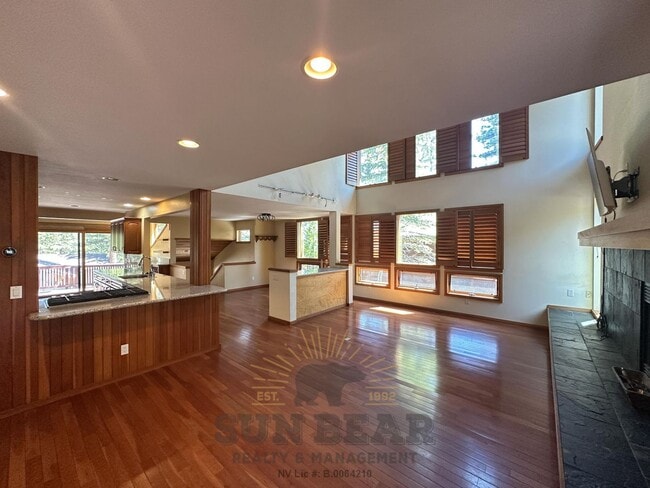 Bright Unfurnished Home with 2 Car Garage! - Bright Unfurnished Home with 2 Car Garage!