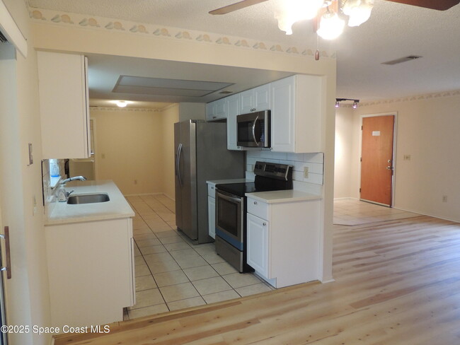 Photo - 2049 Ixora Dr W