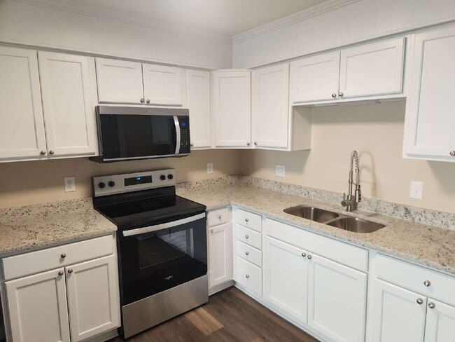 Building Photo - Two Bedroom Condo Located close to Everything Hilton Head Island has to Offer! Unit J1