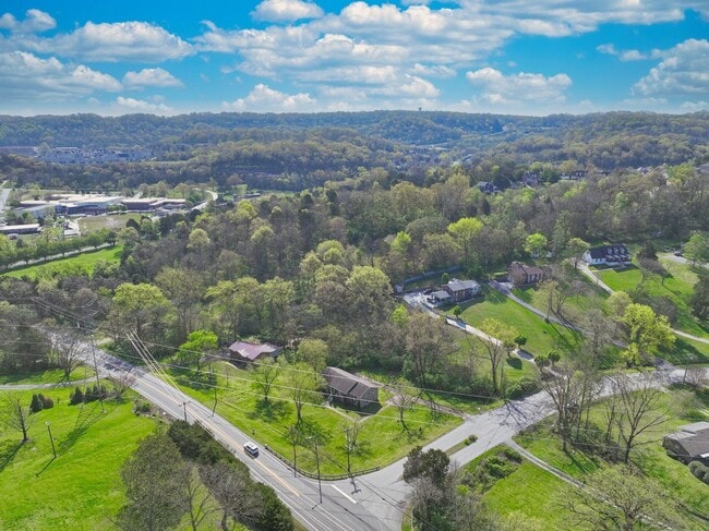 Photo - **FURNISHED ONE-SIDE-OF-A-DUPLEX HOME WITH BASEMENT STORAGE MINUTES FROM NASHVILLE WEST AND DOWNT...