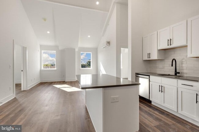 Building Photo - 7037 Ridge Ave Unit 304 Rental