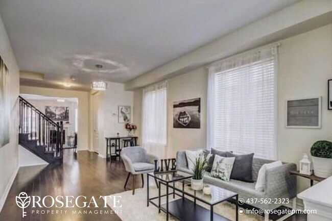 Photo - Spacious 4-Bedroom Main Level Home with Garage, Backyard & 3 Parking – Brampton Unité 1