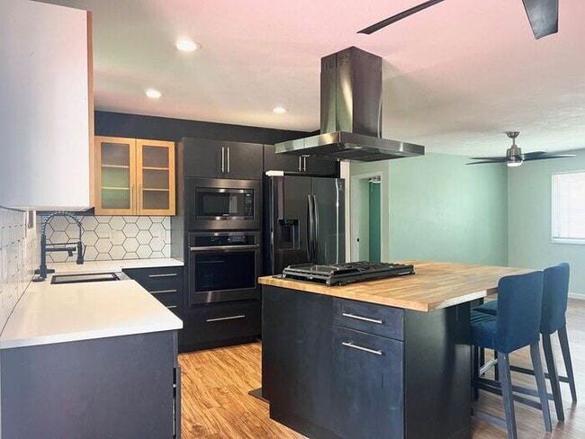 Building Photo - Gorgeous 4 bedroom, 2 bath Home with 2 car attached garage In NW Loveland, Colorado