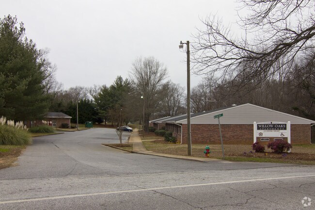 Photo - Willow Oaks Apartments