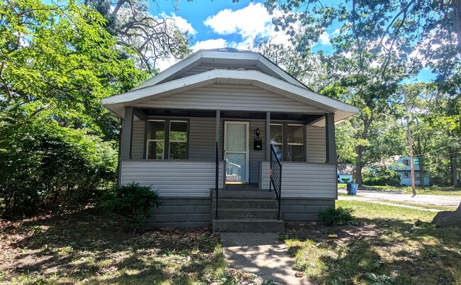 3216 Maffett, 2 bedroom house with basemen... - 3216 Maffett, 2 bedroom house with basemen...