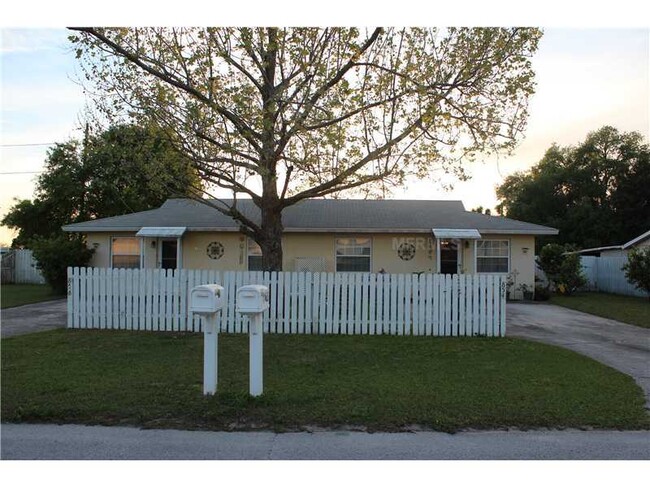 Building Photo - Great 2/1 duplex unit with large yard. Call Josh for showings 407-952-0608