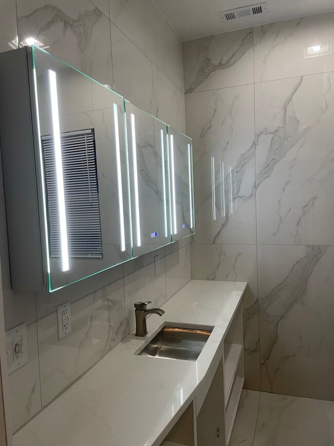 SPA BATHROOM-Beautiful Quartz and tile surround - 29 E Northwood Ave Casa