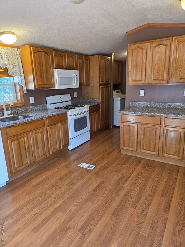 Photo - 8 Greenrose Dr