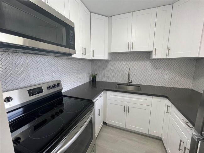 Building Photo - 3930 Crystal Lake Dr Unit 315