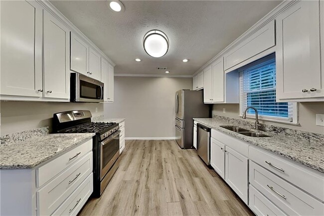 Photo - 1102 Canterbury Ln