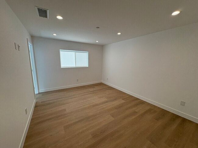 Photo - 14165 Calvert St