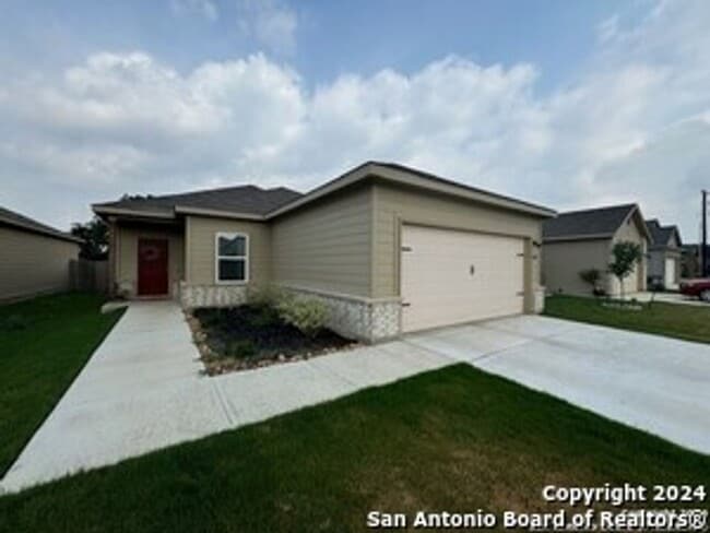 Building Photo - Lovely 3 Bedroom 2 Bath One Story Home.