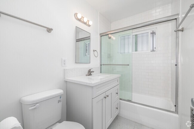 1BR, 1BA - 750SF - Bathroom