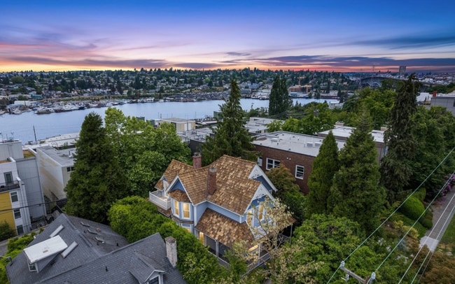 Building Photo - GRANGER 2819 DUPLEX Unit B