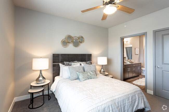 1BR, 1BA - 810 SF - 5300 Centre