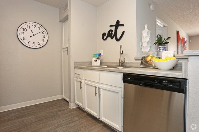 2BR, 2BA - 883 SF