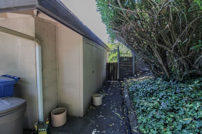 298 Country Club Dr