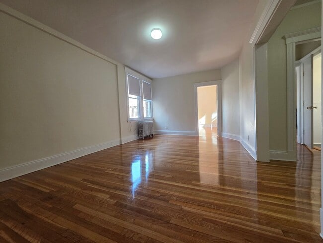 No brokers Fee, No Security Deposit, Heat,... - No brokers Fee, No Security Deposit, Heat,... Condo