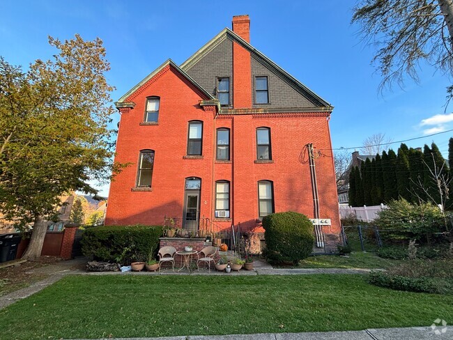 Building Photo - Oak Apartment