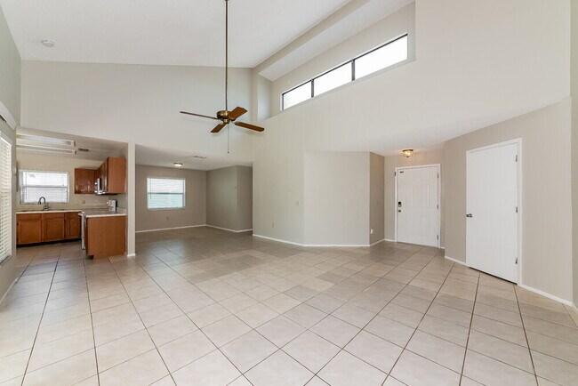 Photo - 701 49th St E