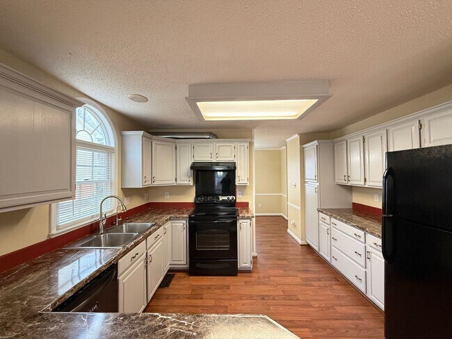 Photo - 928 Heatherstone Dr