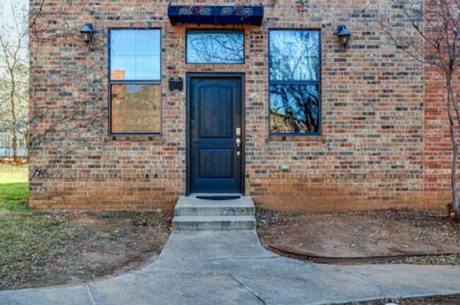 Building Photo - Large furnished Townhome in Norman!