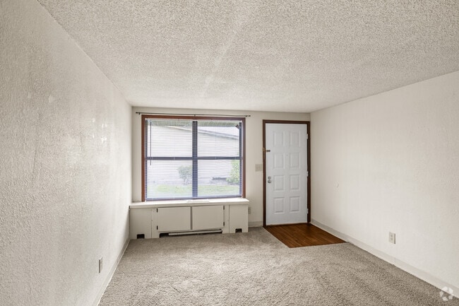 1BR, 1BA - 576SF - Living Room - Shadetree