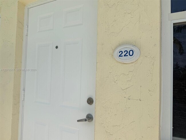 8950 SW 69th Ct Unidad 220