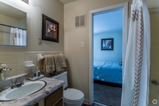 2BR, 1.5BA - 950 SF - Bathroom