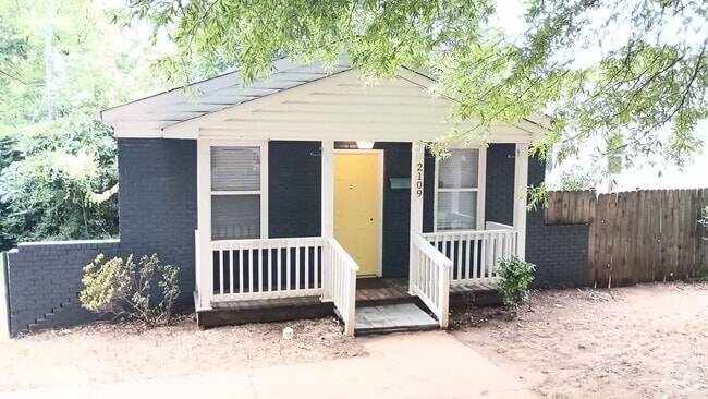 Building Photo - Updated 3 bedroom 2 bath in Double Oaks Ne... Rental