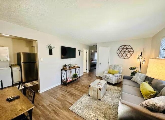 Photo - 135 E Walnut St