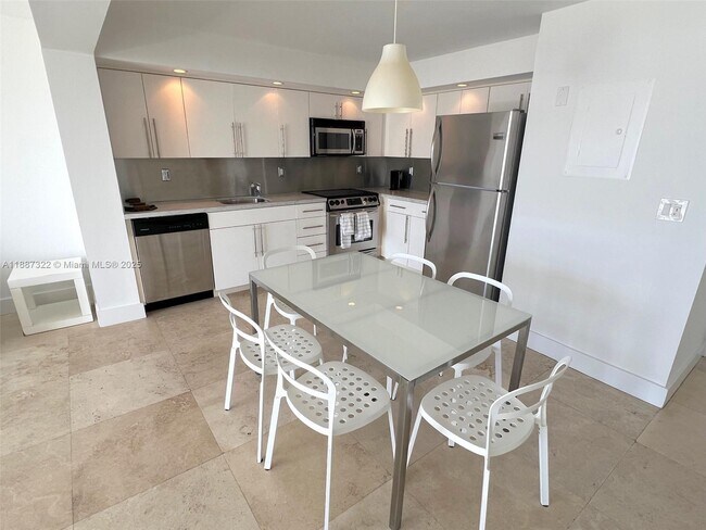 Photo - 1800 Collins Ave Unidad 12E