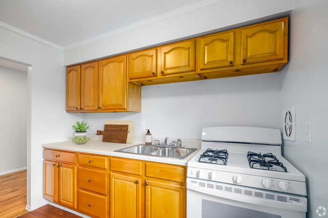 Kitchen - Pinewood Apartments