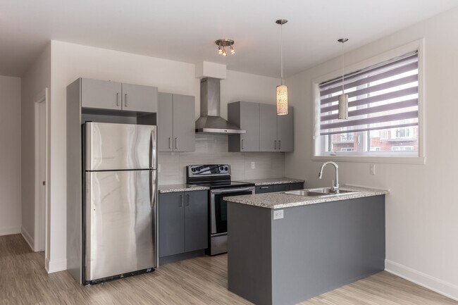 Building Photo - 6600 Av. de Darlington Unit 201