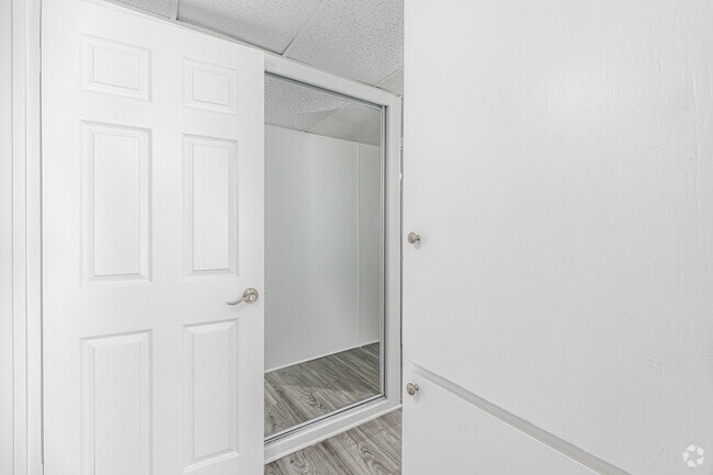 1BR, 1BA - 775SF - Closet