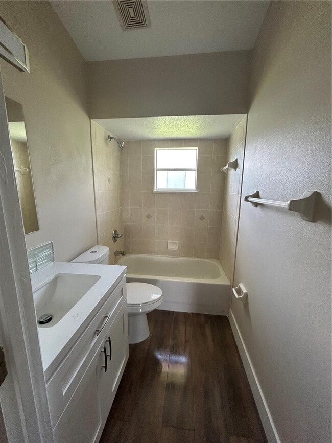 Photo - 214 Eldron Blvd NE