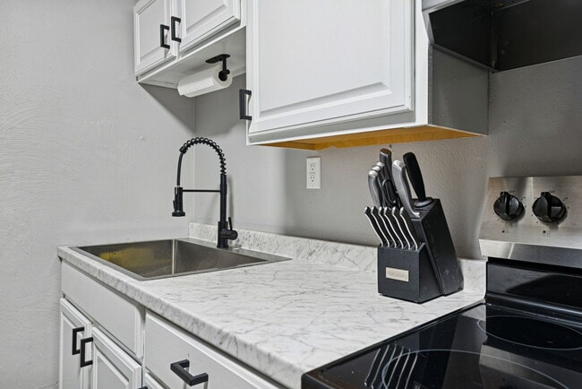 Building Photo - Brentwood Apartments
