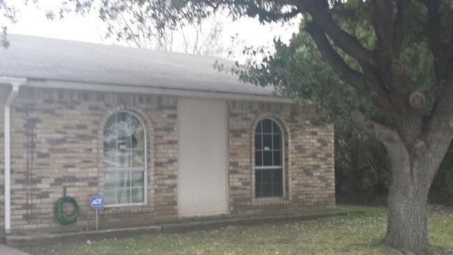 Building Photo - Nice Home