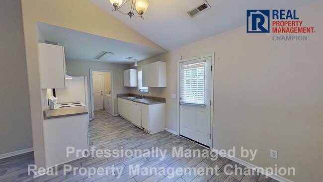 Photo - 3 BD/2BA Home with Fenced Back Yard in Azalea Trace - Students Welcome