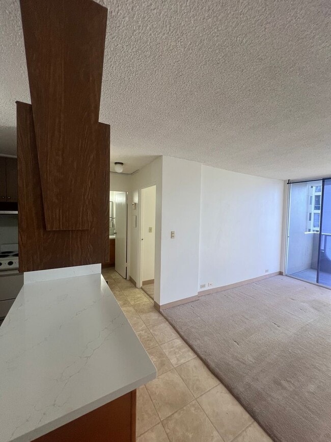 Photo - 1 bedroom, 1 bath, 1 parking in Moiliili!