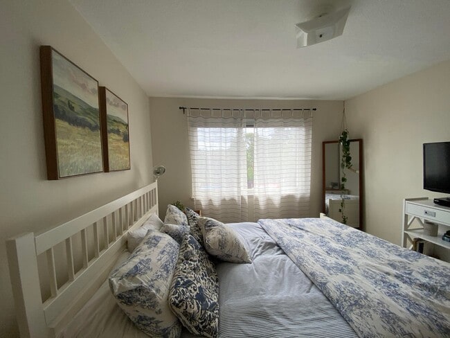 Building Photo - 2349 W Newton St