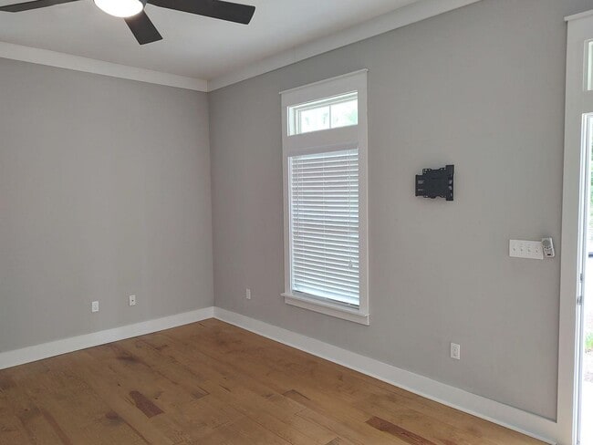 Photo - 3553 Esplanade Way