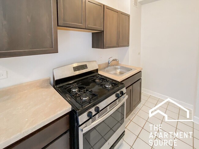 Building Photo - 540 W Briar Pl Unit 7H