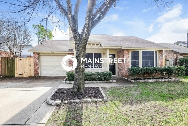 Building Photo - 3 Bedroom Pet-Friendly Home in Fort Worth, TX with Main Street Renewal