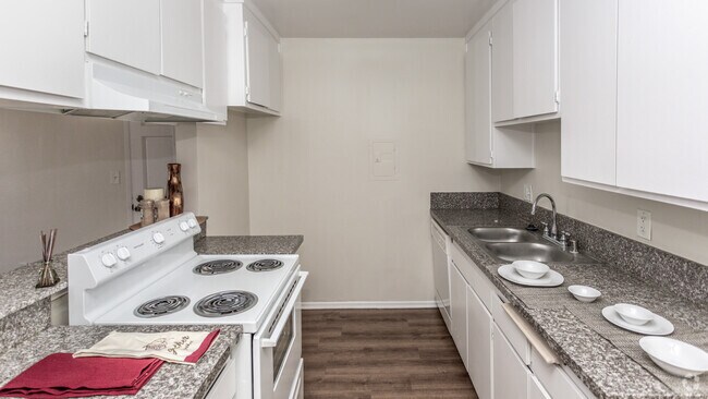 1BR, 1BA - 800-830 SF